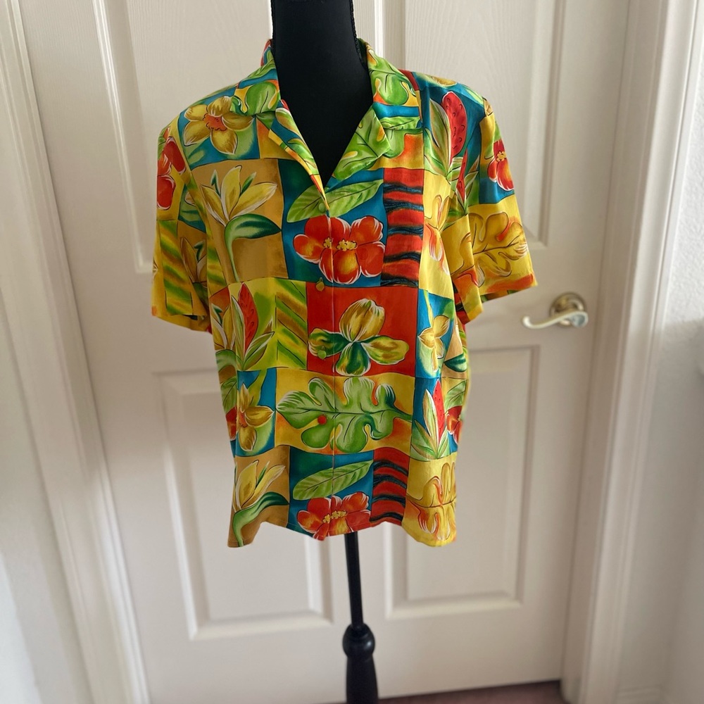 “Never worn” COREY B. Ladies 100%SILK Shirt in lively TROPICAL Print🌴